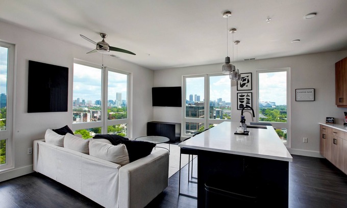Home Park Apartment | Upscale Midtown Retreat ✨ Modern Comfort, Free Parking & Close to Mercedes-Benz