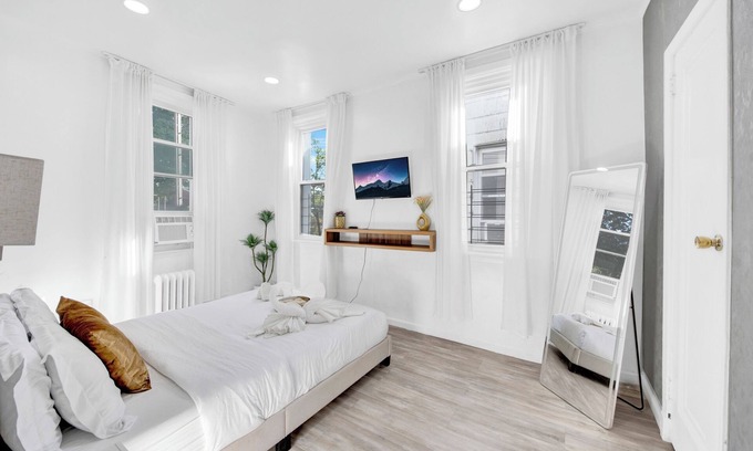 Southeast Yonkers House | Upscale NYC Home Outdoor Gym + Easy Parking!