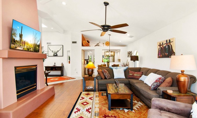 Oak Creek House | UPSCALE Sedona VIEWS-heated POOL-golf-hot tub-Pball-tennis-fireplace-PRIVATE