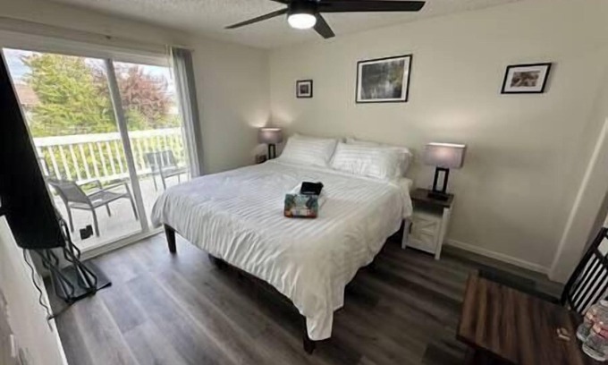 College Hill Apartment | Upstairs, Studio w/King Bed, AC and heat.