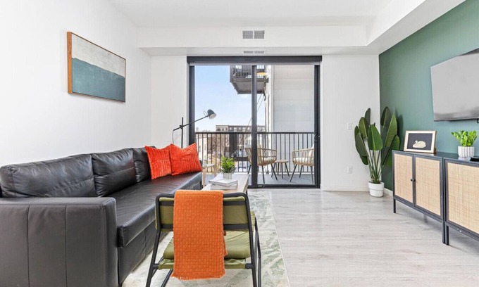Uptown Apartment | Uptown Apt | Near Lake Bde Mka, Downtown & Museums