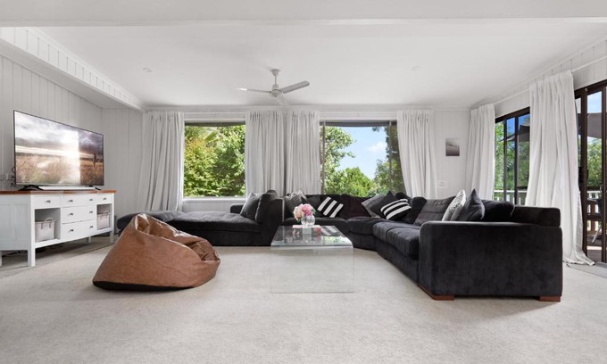 West Bathurst House | "Uralla" Lovely house with pool