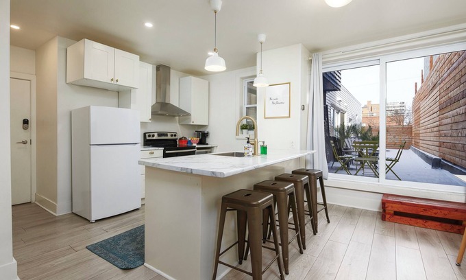 La Petite-Patrie Apartment | Urban Chic Escape: Apt. 2BR & 2 bath Patio & A/C
