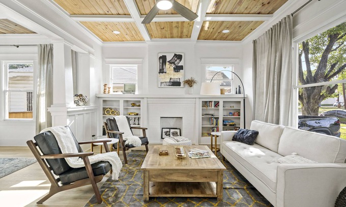 Tobin Hill House | Urban Elegance Retreat ideal location 5 minute walk to The Pearl, N. Riverwalk