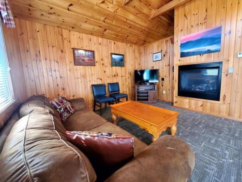 Gatlinburg Ski Chalet | Urban Escape - 1BR King Cabin