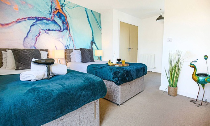 Newport Pagnell House | 🌟Urban House with Pool Table 🎱 Netflix 🍿 Free Parking 🚗 by Yoko Property🌟