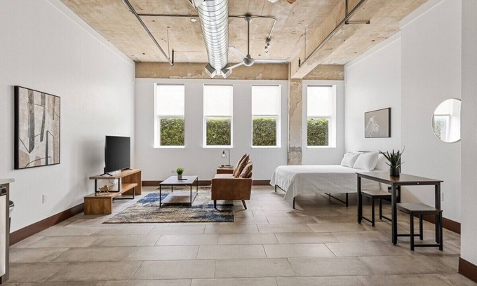 Cedars Apartment | Urban Loft in the City!