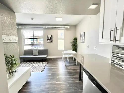 Downtown Des Moines Apartment | Urban Oasis Downtown Condo with Skywalk Access 3