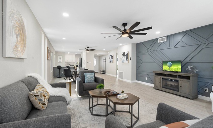 North Mountain House | Urban Oasis in central PHX Single Level Patio home ~Sleeps 8 WFH WiFi+Patio+Pool
