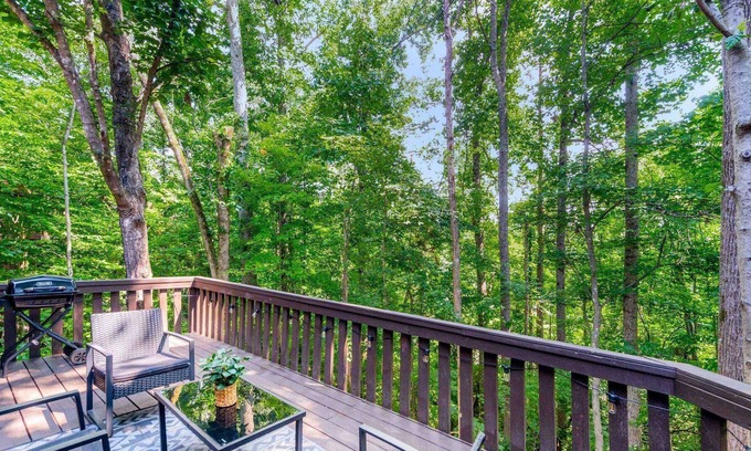 Knoxville House | Urban Retreat-7 miles to UT!! King Bed-Two Decks-BBQ Grill-Family Friendly!