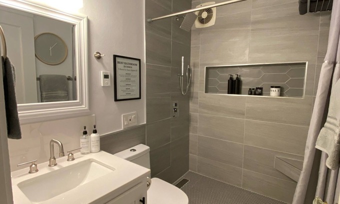 Burley Apartment | “𝕌𝕣𝕓𝕒𝕟 𝕊𝕦𝕚𝕥𝕖“ 1 bedroom, Lots of Style 🤍 Suite #2