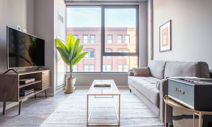 West Loop Apartment | Urban West Loop 1BR w/Gym, Pool, nr. Fulton Market, by Blueground