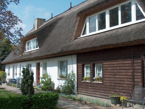 Gingst House | Urlaub unterm Rohrdach Privatzimmer