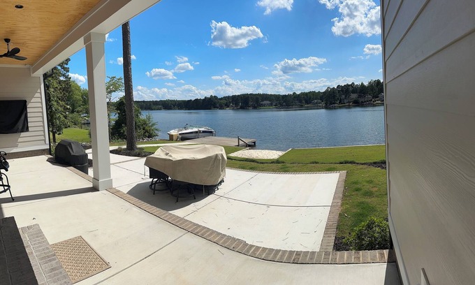 Seven Lakes House | US Open! Beautiful Brand New Home on large Private Lake 11m from Pinehurst #2!