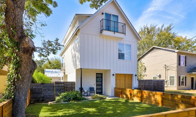 Chestnut House | UT Football Fave - Minutes to Airport, Stadium, DT