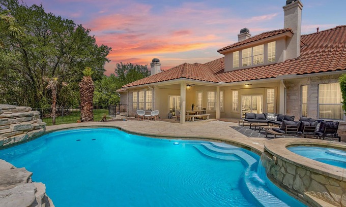 Hudson Bend House | UT Football Fave - Pool, Hot Tub, Fire Pit