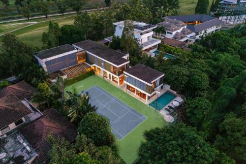 Kathu Villa | V158 9BR Tennis On prestigious Phuket Country Club
