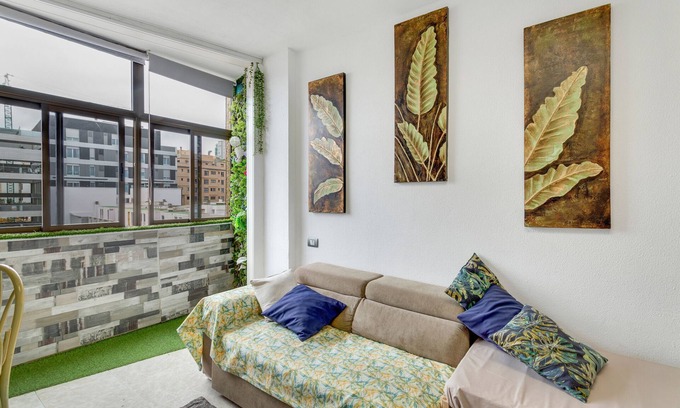 Las Palmas de Gran Canaria Apartment | Vacation Apartment 'Playa Canteras Samperez I' with Mountain View and Wi-Fi