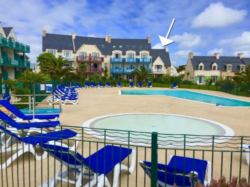 Guilvinec Apartment | VACANCES A L OCEAN - GRAND T4 VUE MER GRAND BALCON tout confort - WIFI ET PARKING GRATUITS - MER PLAGE PISCINE à environ 25 m - Centre ville, tous commerces, marché, et port à 10 minutes à pied en longeant la mer