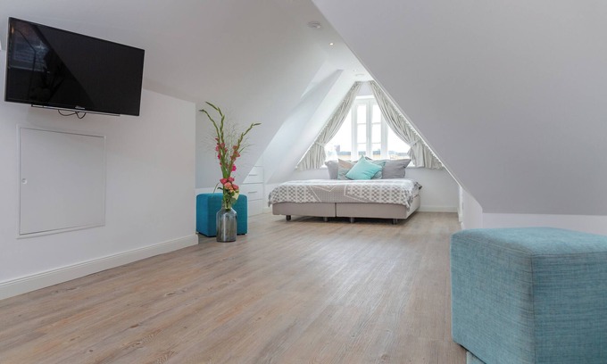 Westerland Apartment | Vacation apartment with south-facing balcony offers space for up to 5 people close to the beach.
