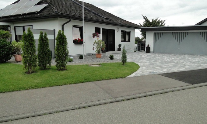 Bisingen Apartment | Vacation apartment 'Gästehaus Zollerblick' with a view of Hohenzollern Castle and shared pool