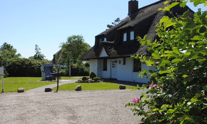 St. Peter-Ording Apartment | Vacation apartment Ore, upper floor right - Haus Nordseebude