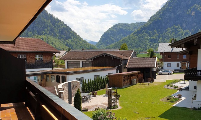 Inzell Apartment | Vacation apartment Ammersee for 2 persons, 1 separate bedroom, balcony, 64 sqm