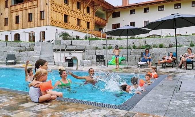 Chieming Apartment | Vacation apartment Hochfelln, 1-6pers., 2 sep. 1st bedroom, 1st floor, east-facing balcony with lake & distant view
