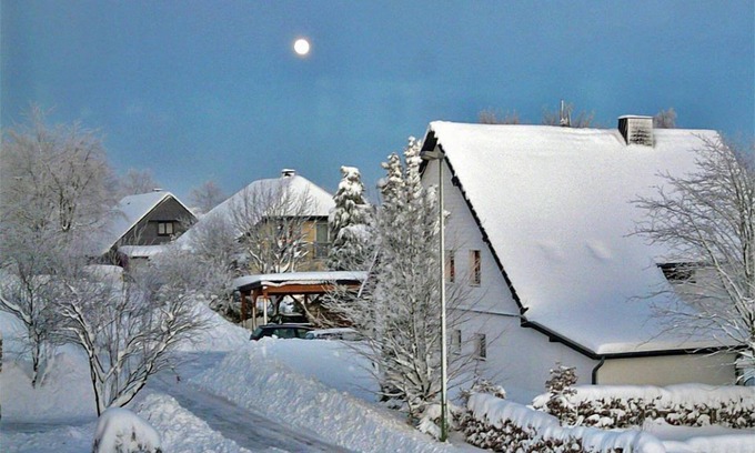 Mutzenich Apartment | Vacation apartment on the High Fens, Eifelsteig, RAVeL cycle path, stove fireplace own garden
