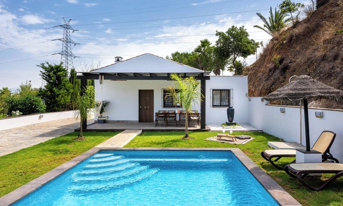 Alhaurin de la Torre House | Vacation Home Kanmarala with Mountain View, Pool & Wi-Fi