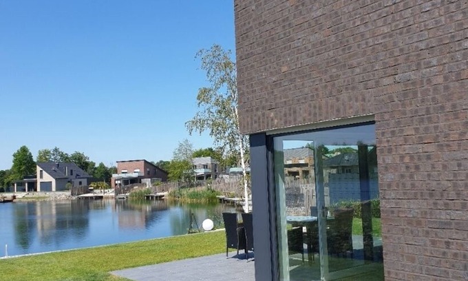 Barssel House | Vacation home right on the lake with sauna, air conditioning and private beach