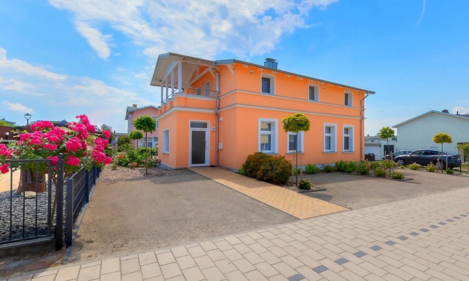 Koserow House | Vacation home 300m from the Baltic Sea beach with 7 bedrooms, private sauna and fireplace.