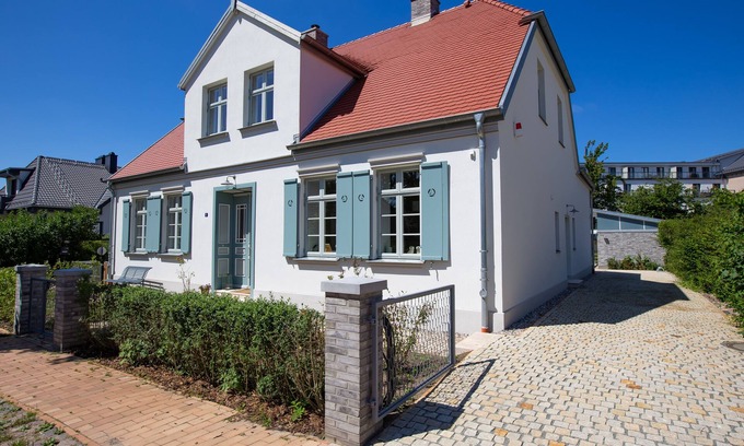 Ostseebad Wustrow House | Vacation home "Kapitänshaus Luv & Lee"