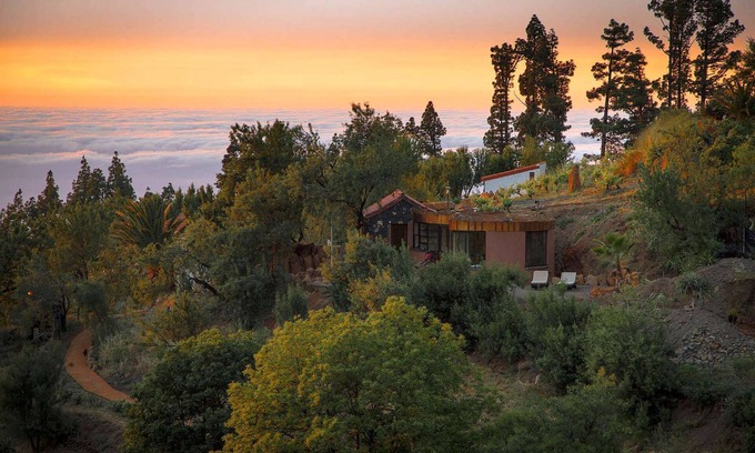 Garafia House | Vacation home El Sitio with pool - secluded location above the clouds, sea view, sauna, fireplace