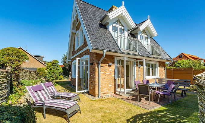 Westerland House | Vacation home for up to 6 people with garden. - Only 450m to the beach!
