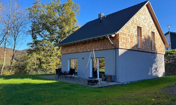 Gemund House | Vacation home Haselnuss in the middle of the Eifel for 6 persons + 2 dogs incl. garden