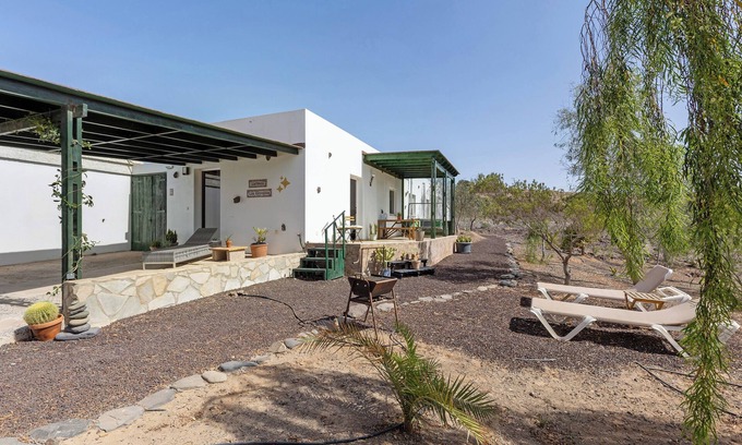 Tuineje House | Vacation Home "La Finca Las Estrellas" with Mountain View, Garden & Wi-Fi
