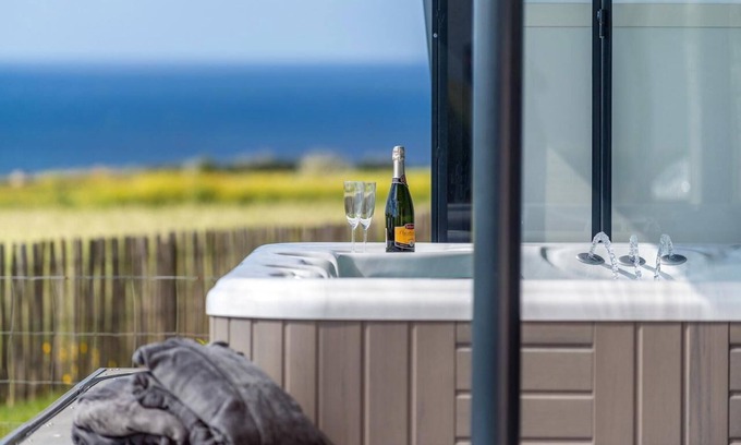 Plougonvelin Villa | Vacation Home "La Maison Des Gardiens De L'Océan" with Private Garden, Private Whirlpool & Wi-Fi