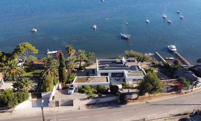 Giens House | Vacation home right on the water, ideal for families and water sports enthusiasts.