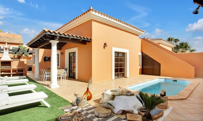 Geafond House | Vacation Home 'Villa Corralejo' with Private Pool, Private Terrace and Wi-Fi