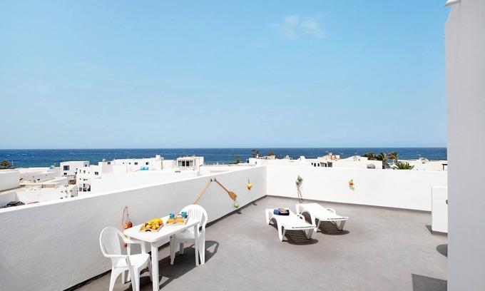 El Golfo House | Vacation Home "Viviendas El Pescador - Remo" with Sea View, Private Terrace & Wi-Fi