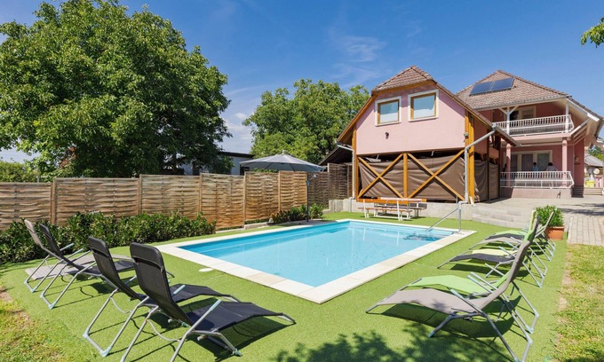 Balatonszemes House | Vacation home Zsuzsi by Interhome