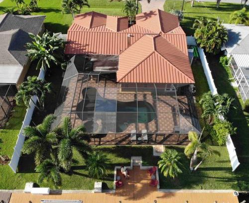 Caloosahatchee Villa | Vacation in comfort pool waterfront boat rental