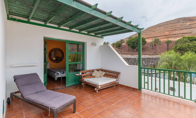 Yaiza Apartment | Vacation 'Suite Con Terraza' with Wi-Fi and Air Conditioning