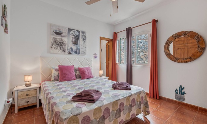 Yaiza Apartment | Vacation 'Suite Con Vistas A Montaña' with Shared Pool, Wi-Fi and Air Conditioning