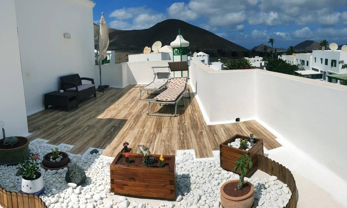 Yaiza Apartment | Vacation 'Suite Junior Con Terraza' with Wi-Fi and Air Conditioning