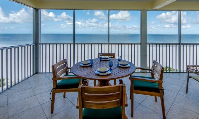 Fort Myers Beach Condo | Vacation Villas #433: Beachfront Condo, Amazing View & Screened Lanai!