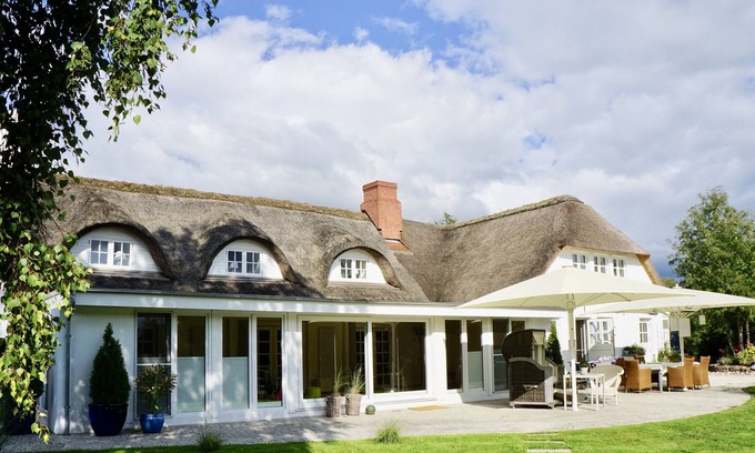 Bosbull House | Vacations in a cozy thatched house in North Friesland with meditation roomFamilies
