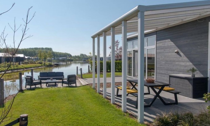Wemeldinge House | Vakantiehuis Ruisweg 38 by Interhome