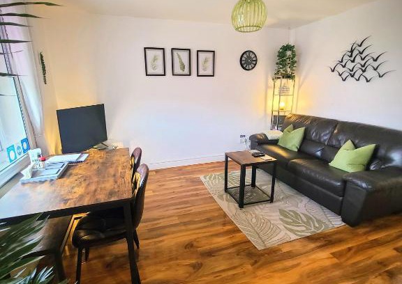 Prestatyn Apartment | VALE VIEW APARTMENT, Prestatyn, North Wales - a stylish, dog-friendly holiday let just a 5 min walk to beach & town!